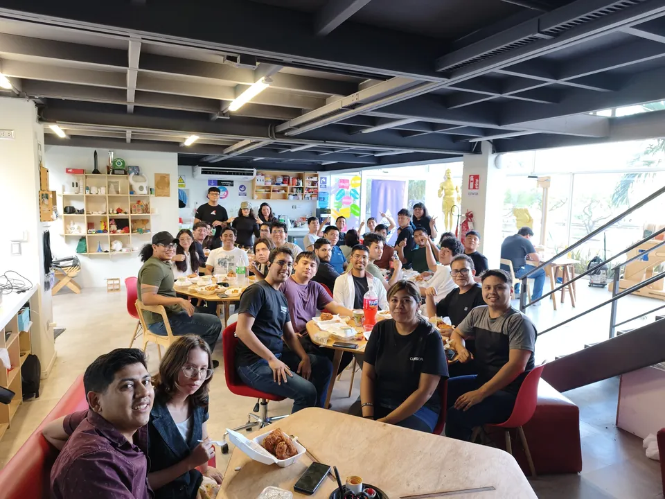 Participantes de la comunidad reunidos durante una pausa de un encuentro