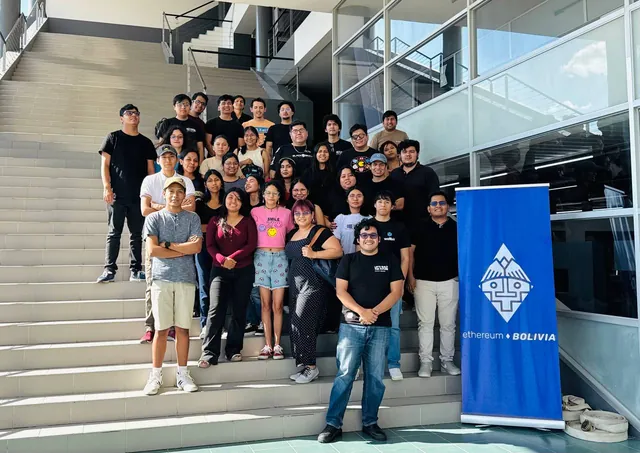 Foto grupal de la comunidad junto al banner de Ethereum Bolivia